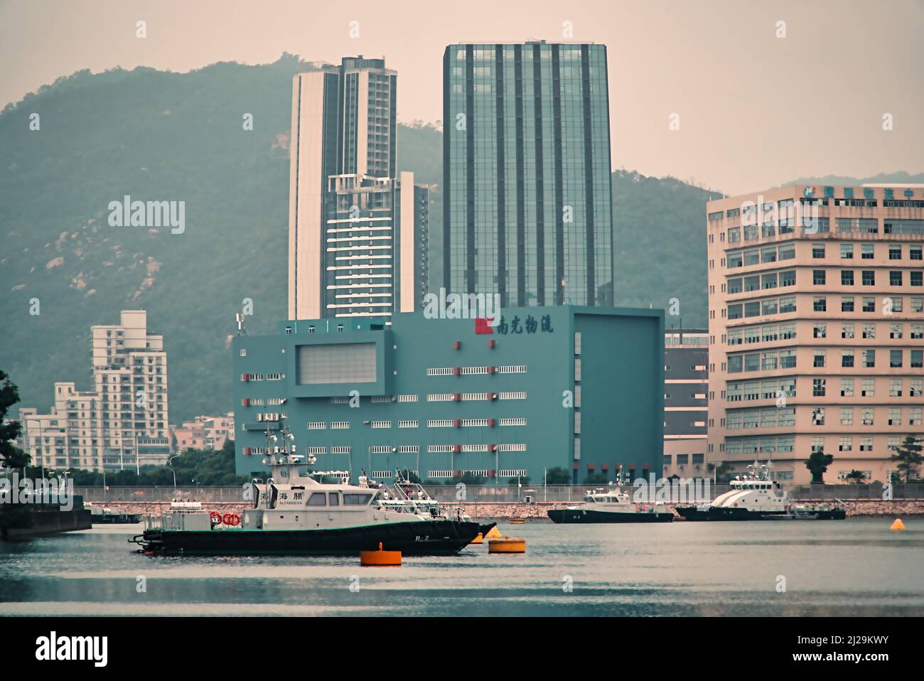 Schiffe und Gebäude im Meer in Macau, China Stockfoto