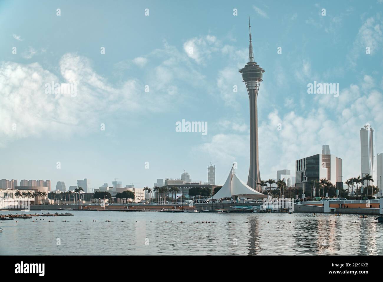 Macau Tower am Meer mit Himmelshintergrund in Macau, China Stockfoto