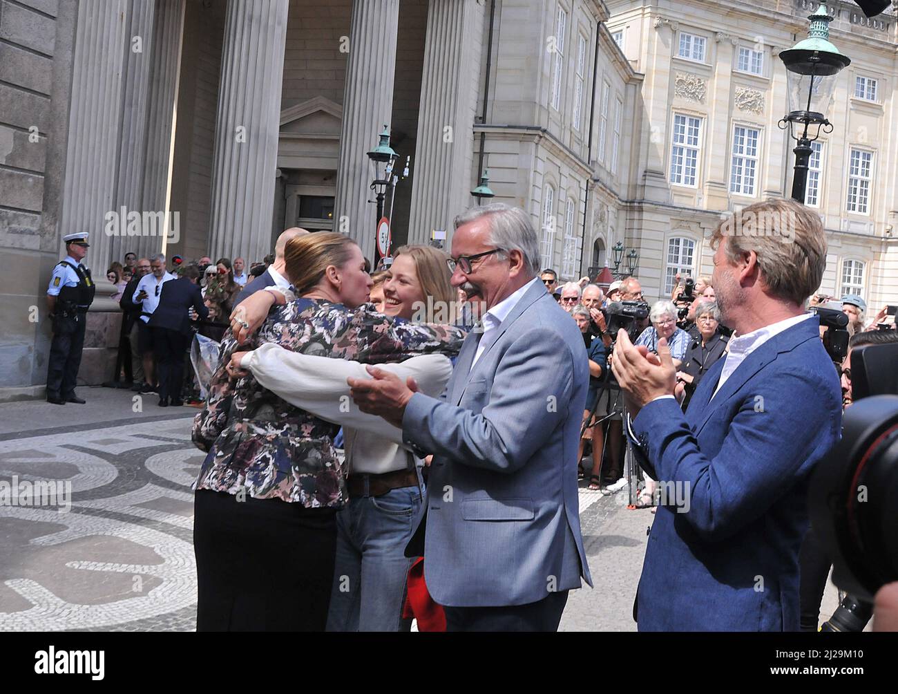 Kopenhagen /Dänemark./ 27. Juni 2019/ Dänemarks neue Premierministerin mette Frederiksen begrüßt ihren Vater und ihre beiden Kinder sowie ihren Freund Bo tengberg, nachdem sie ihr Ministerteam an die Königin margrethe II. Von Denamrk gebettet und Medien vor dem Schloss Amalienborg in der dänischen Hauptstadt Kopenhagen vorgeführt hat. Sie ist 2. Sozialdemokratische Premierministerin und sie ist 2. Sozialdemokratische Premierministerin dänemarks, sie mit ihrer Familie .. (Foto..Francis Dean / Deanpices. Stockfoto