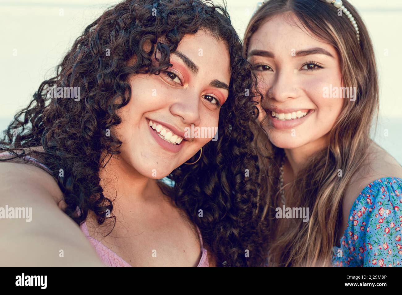 Nahaufnahme von zwei niedlichen Mädchen, die ein Selfie, lächelnde Mädchen, die ein Selbstporträt, Selfie von zwei Mädchen Stockfoto