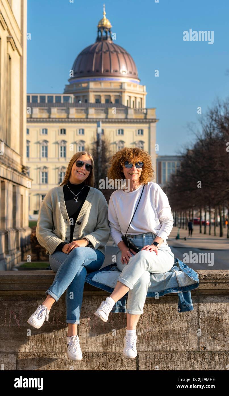 Zwei Frauen auf Besichtigungstour in Berlin, Berlin, Deutschland Stockfoto