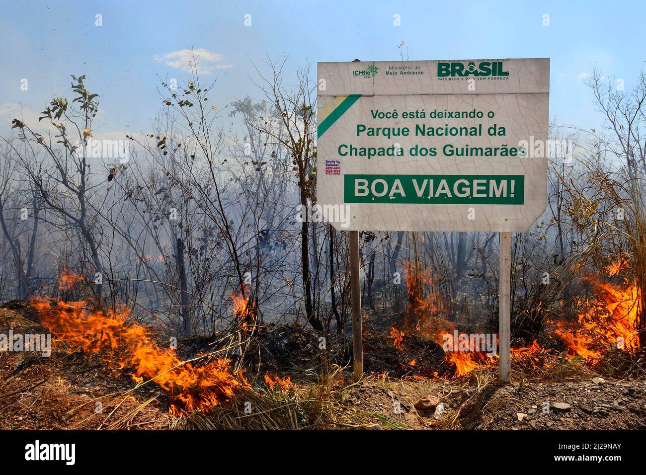 Bon voyage, Nationalpark-Schild an einem Buschfeuer, Chapada dos Guimaraes NP, Mato Grosso, Brasilien Stockfoto