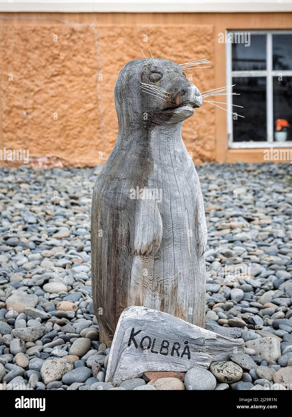 Stehende Dichtung, geschnitzt, Skulptur mit Schild Kolbra, Seal Center Hvammstangi, Vatnsnes Peninsula, Norourland vestra, Island Stockfoto