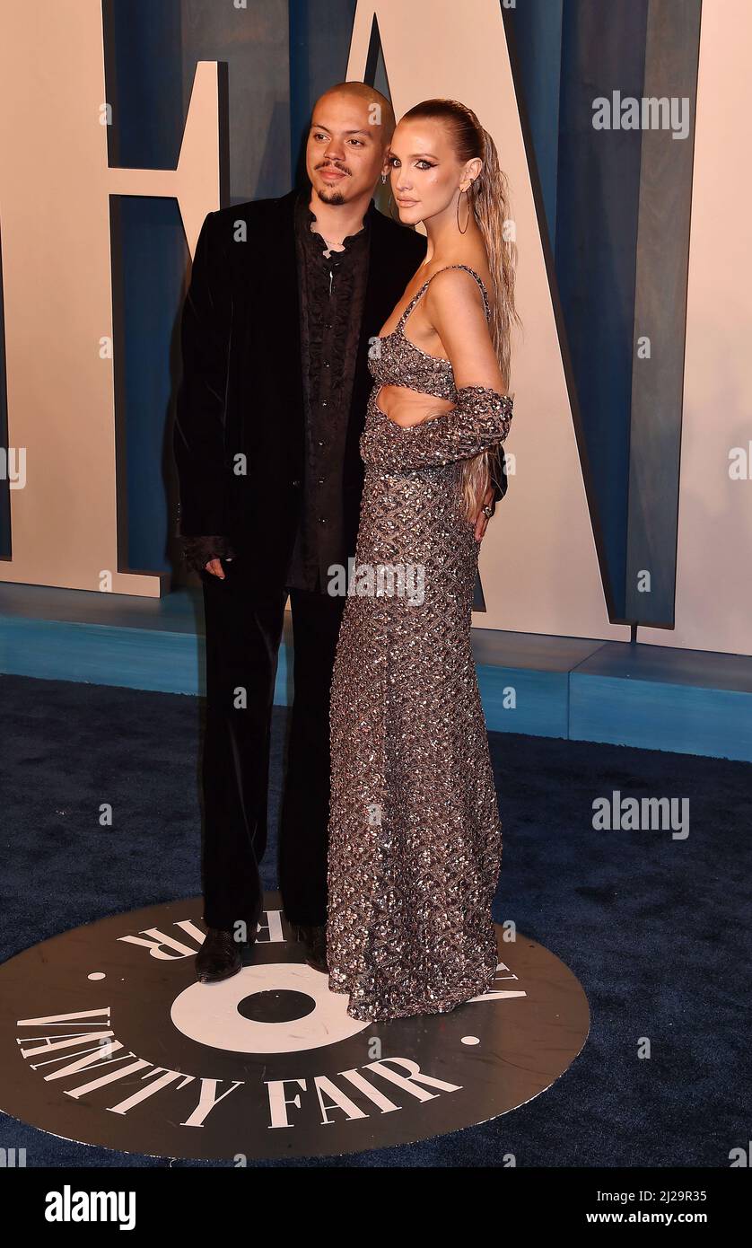 BEVERLY HILLS, CA - 27. MÄRZ: (L-R) Evan Ross und Ashlee Simpson nehmen an der Vanity Fair Oscar Party 2022 Teil, die von Radhika Jones im Wallis Annenberg C veranstaltet wird Stockfoto