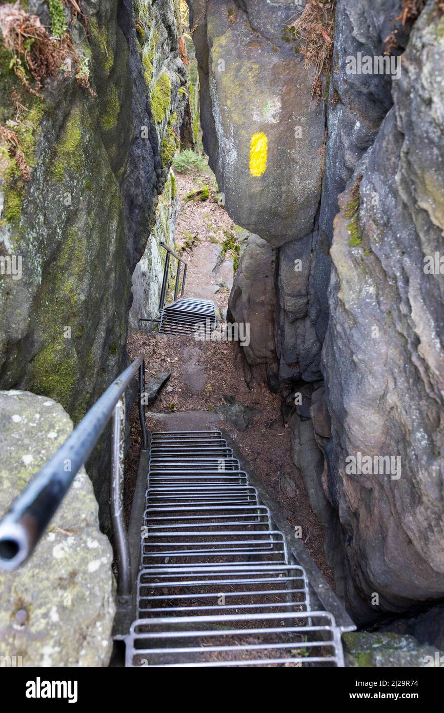 Wanderweg über Treppen durch enge Schluchten zwischen den Felsen, Johanniswacht, Bielatal, Sächsische Schweiz, Sachsen, Deutschland Stockfoto