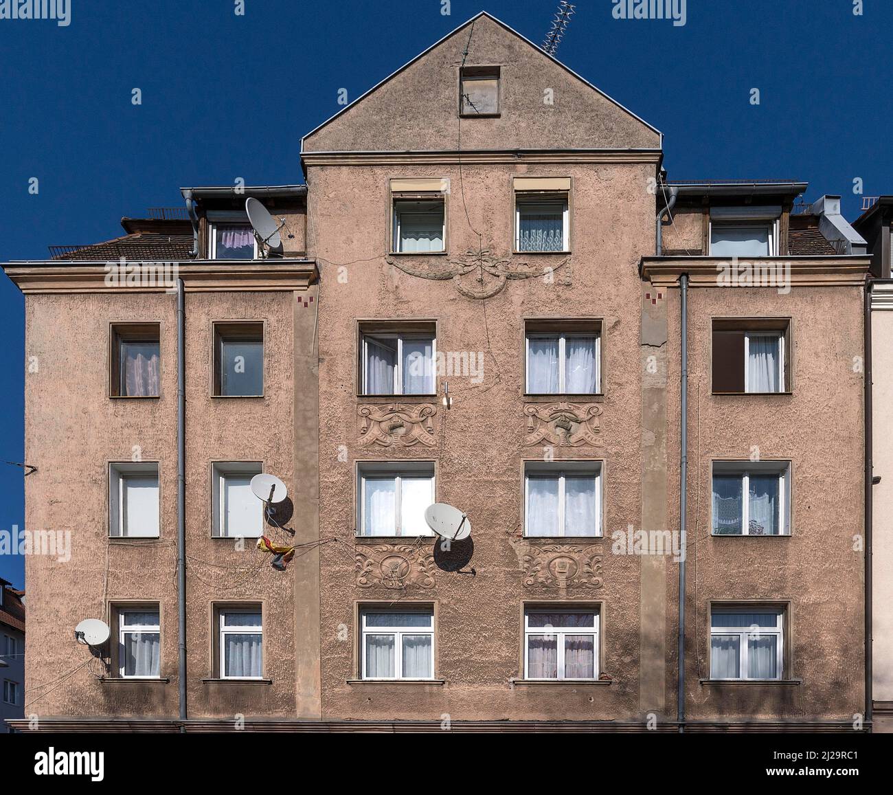 Fassade eines mit Ornamenten geschmückten Mietshauses, um 1900, Nürnberg, Mittelfranken, Bayern, Deutschland Stockfoto