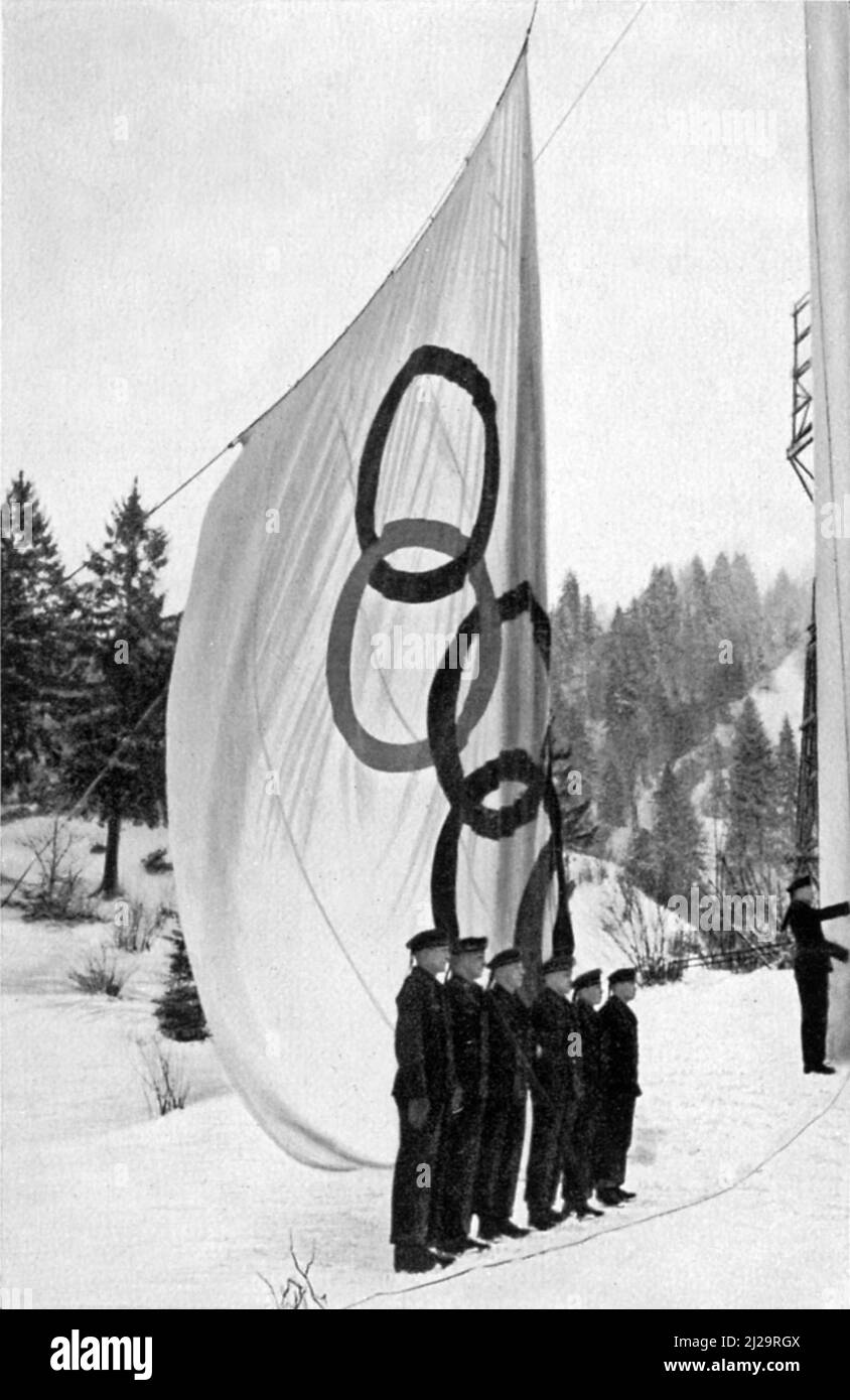 Zur Eröffnung steigt die olympische Flagge, die von einer Delegation der deutschen Marine unter der Leitung des deutschen Leichtathleten Hans Martens, Kiel, gehisst wird Stockfoto