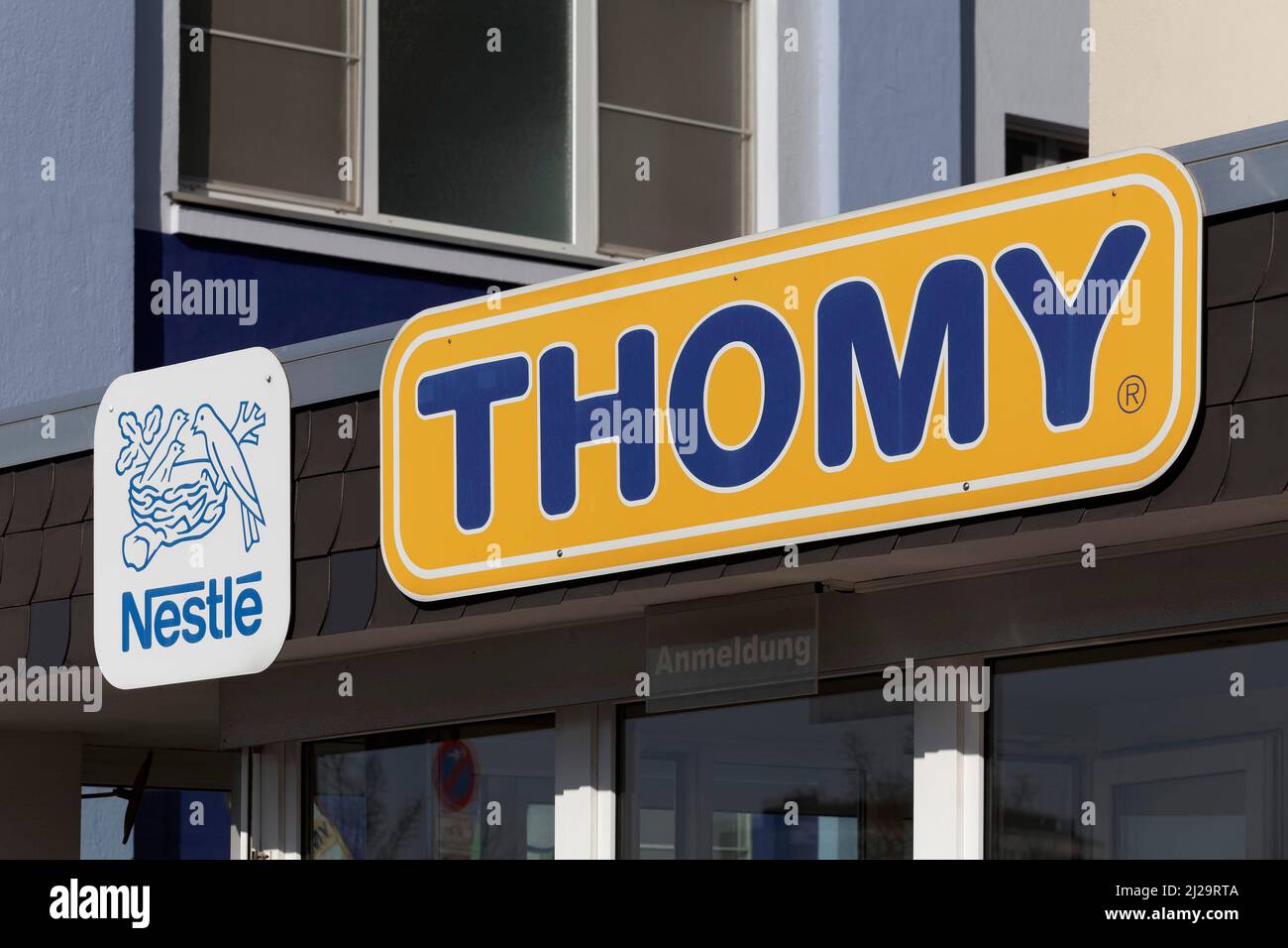 Thomy und Nestle, Logos im Werk, Nestle Deutschland AG, Lebensmittelunternehmen, Neuss, Nordrhein-Westfalen, Deutschland Stockfoto