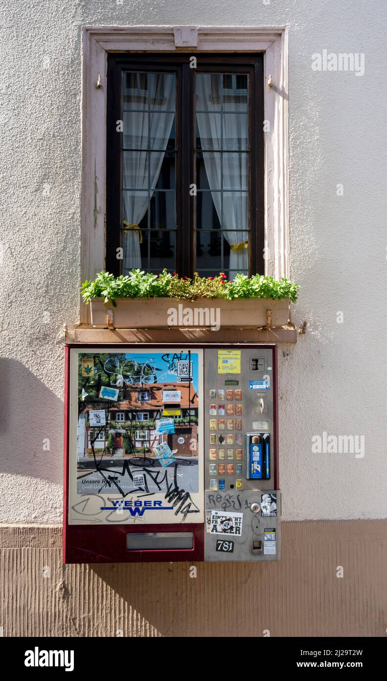 Alter Zigarettenautomat an der Hauswand, Limburg, Hessen, Deutschland Stockfoto