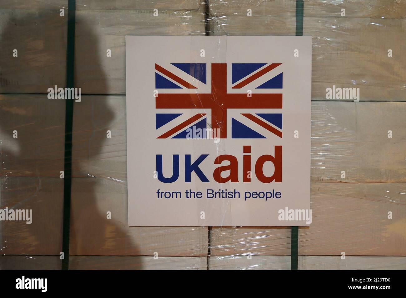 Foto vom 14/8/2014 eines britischen Beihilfeetiketts, das an Kartons angebracht ist, als die Entscheidung der Minister, eine „Sense“ an die britischen Ausgaben für Entwicklungshilfe zu nehmen, laut einem Bericht die Unterstützung für 15 Entwicklungsländer um mehr als die Hälfte gekürzt und für weitere drei vollständig gekürzt hat. Stockfoto