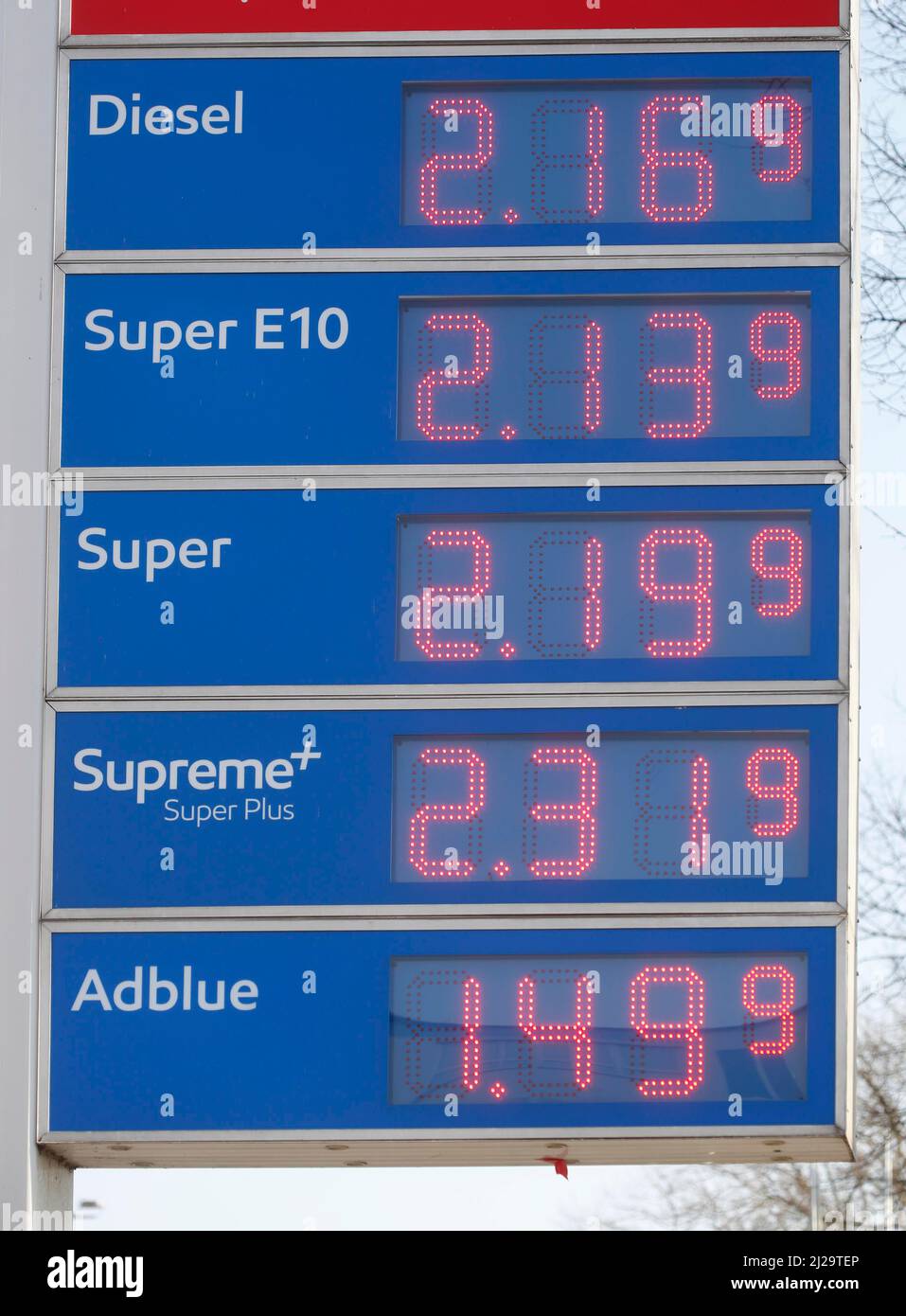 Preisplatine an einer Esso-Tankstelle, Deutschland Stockfoto