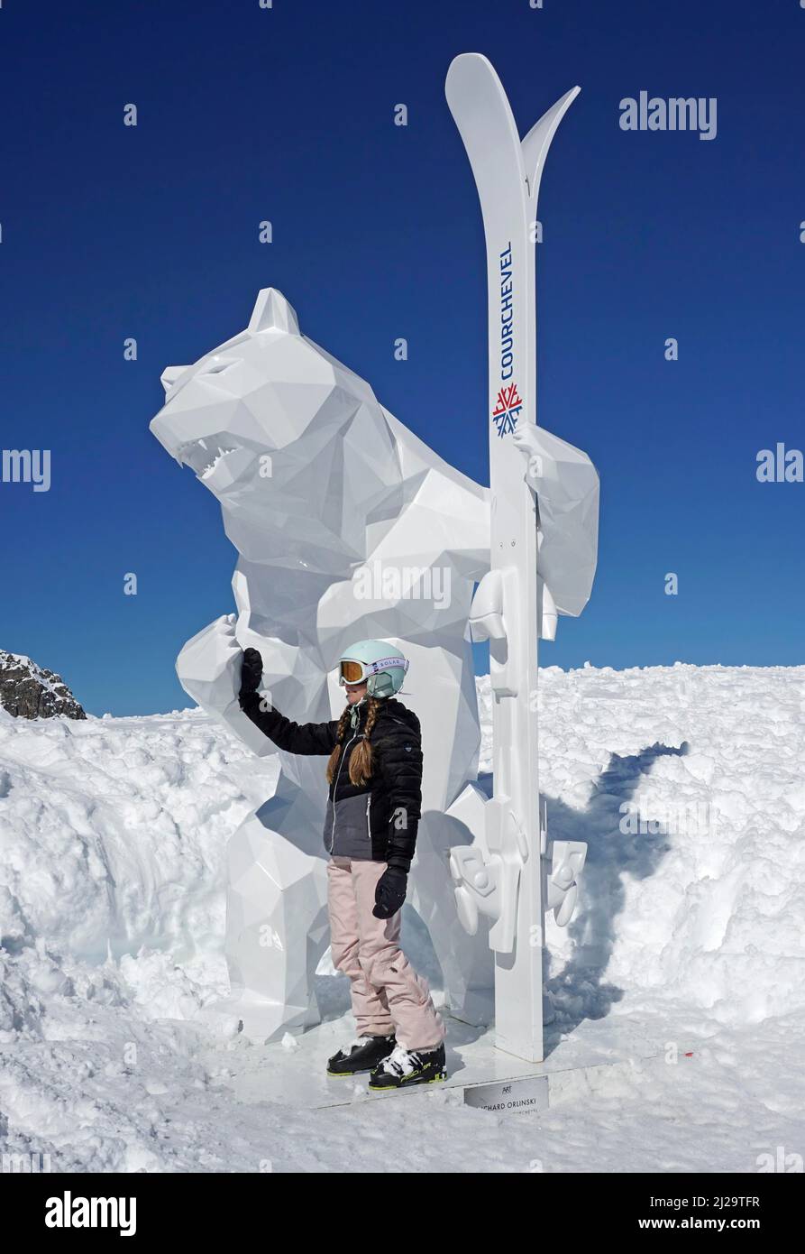 Skulptur Standing Bear mit Ski und Skifahrer, von Richard Orlinski, Trois 3 Vallees Ski Resort, Courchevel, Haute Savoie, Hochsavoyen, Frankreich Stockfoto