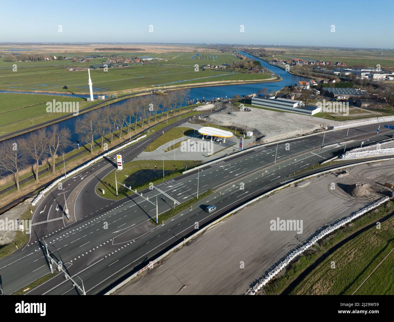 Amsterdam, 27. von Fabriary 2022, Niederlande. Diesel- und Gaskraftwerk mit Rohbenzin. Entlang einer Straße mit Verkehr. Auftanken von Erdöl Stockfoto