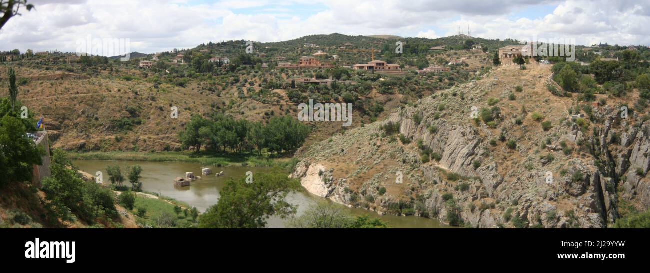 Schlucht des Flusses Tagus in der Nähe von Toledo, Panoramasicht auf die ländliche Landschaft, Spanien Stockfoto