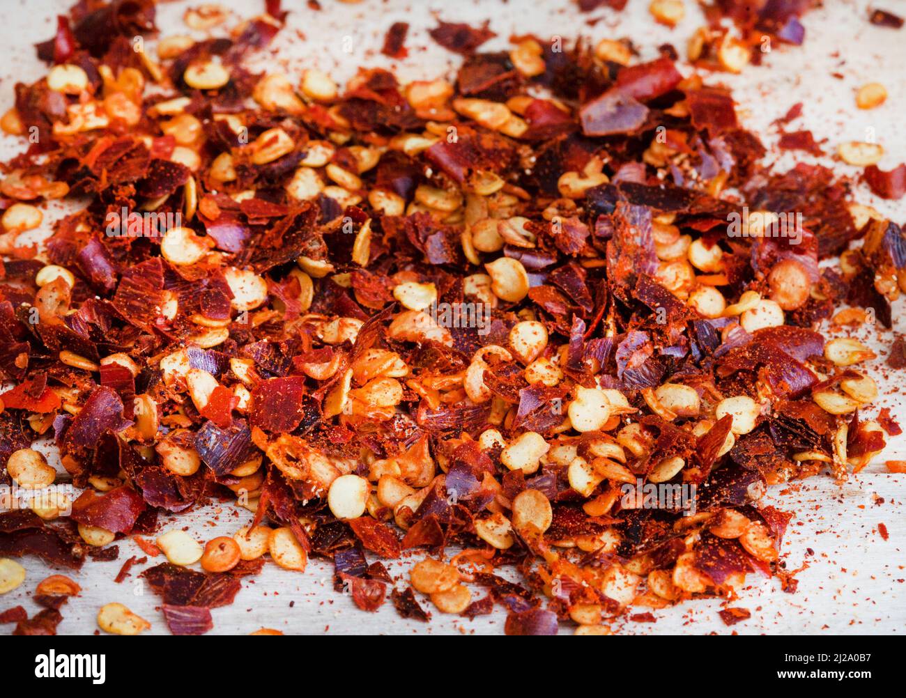 Getrocknete rote Chilischoten auf roher Holzoberfläche Stockfoto