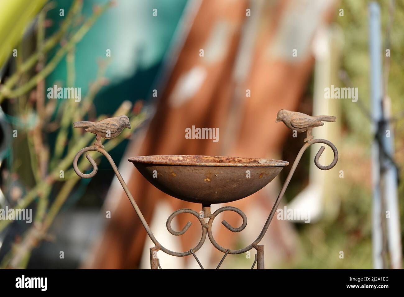 Garten vogeltränke haus Fotos und Bildmaterial in hoher Auflösung Alamy