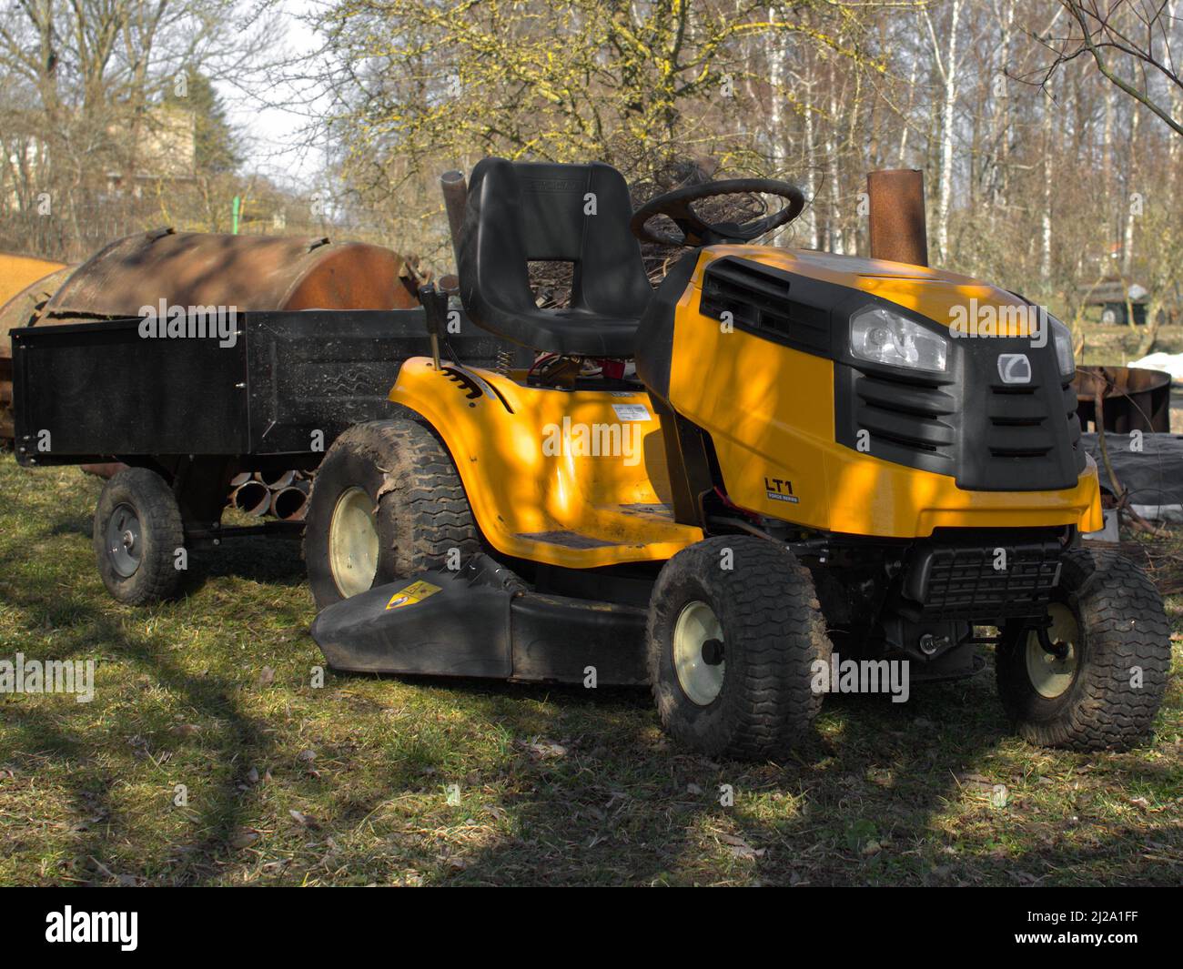 Mini-Traktor, Rasenmäher mit Anhänger. Stockfoto