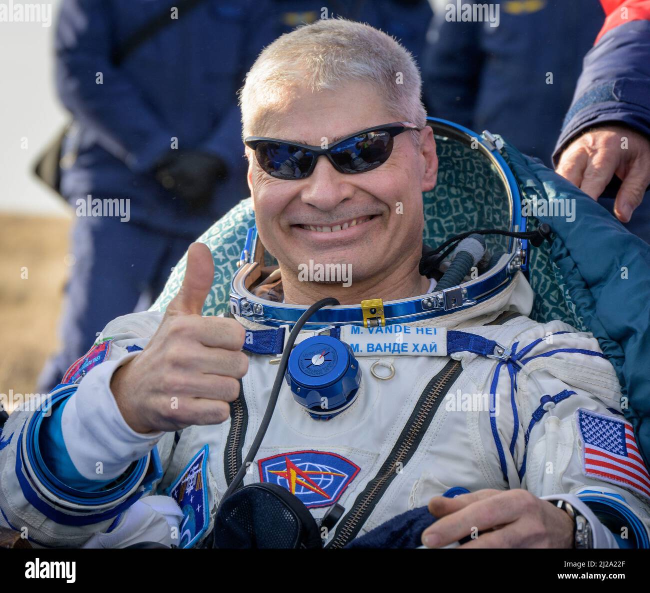 (220331) -- WASHINGTON, 31. März 2022 (Xinhua) -- der NASA-Astronaut Mark Vande Hei staut vor der bemannten Raumsonde Sojus MS-19, nachdem er am 30. März 2022 in einem Gebiet südöstlich der Stadt Dzhezkazgan, Kasachstan, landete. Nachdem ein Amerikaner den Rekord für den längsten Einzelflug der Geschichte auf 355 Tage verlängert hatte, kehrte der NASA-Astronaut Mark Vande Hei am Mittwoch mit zwei russischen Besatzungsmitgliedern zur Erde zurück. Vande Hei verließ die Internationale Raumstation zusammen mit den russischen Kosmonauten Anton Shkaplerov und Pjotr Dubrov um 3:21 Uhr Eastern Day Time (EDT) und machte einen sicheren Fallschirm-assi Stockfoto
