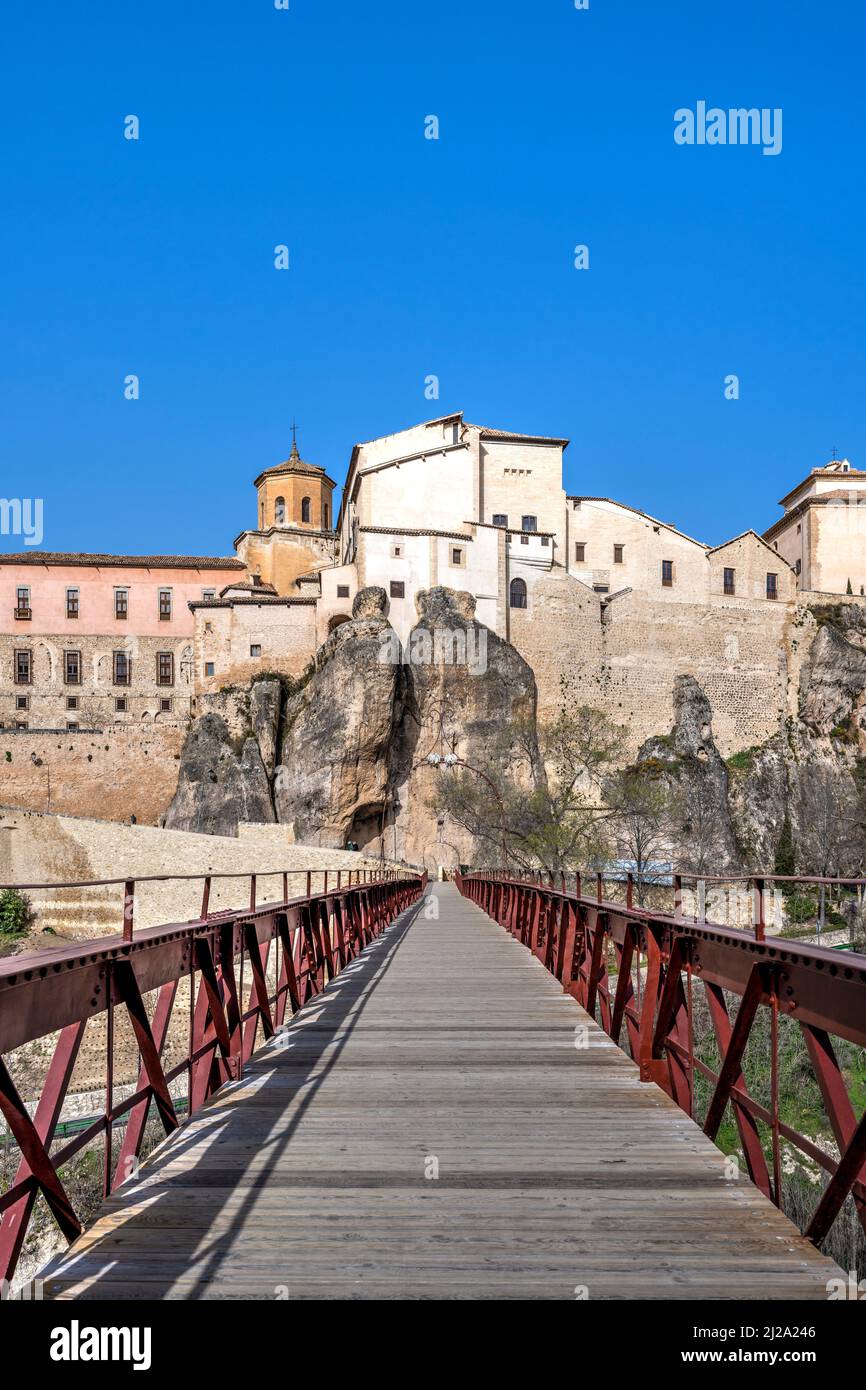 Skyline der Altstadt und Brücke von Saint Paul (Puente de San Pablo), Cuenca, Castilla-La Mancha, Spanien Stockfoto