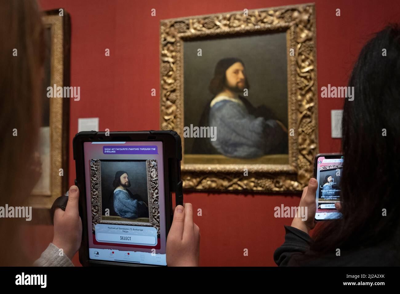 (Embargo bis 09,30am BST, Donnerstag, 31.. März 2022). The National Gallery, Trafalgar Square, London, Großbritannien. 31. März 2022. Die National Gallery startet ihre erste immersive Augmented Reality App, die mit Hilfe von über 70 Kindern rechtzeitig vor den Osterferien erstellt wurde. Der Hüter der Gemälde und die Palette der Wahrnehmung ist eine kostenlose mobile Erfahrung, verfügbar auf Handys und Tablets, die AR-Technologie nutzt und Kinder ermutigt, die Galerie zu erkunden und mehr über ihre Gemälde zu erfahren. (Kinder in Bild, alle von der Galerie für redaktionelle Verwendung freigegeben). Quelle: Malcolm Park/Alamy Live New Stockfoto