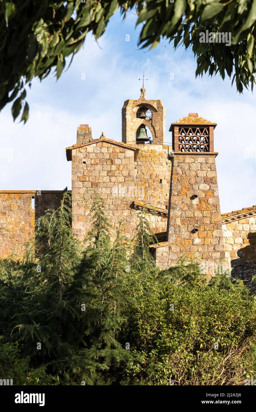 Malerischer Turm im mittelalterlichen Dorf von Kumpels an der costa brava in nordspanien Stockfoto