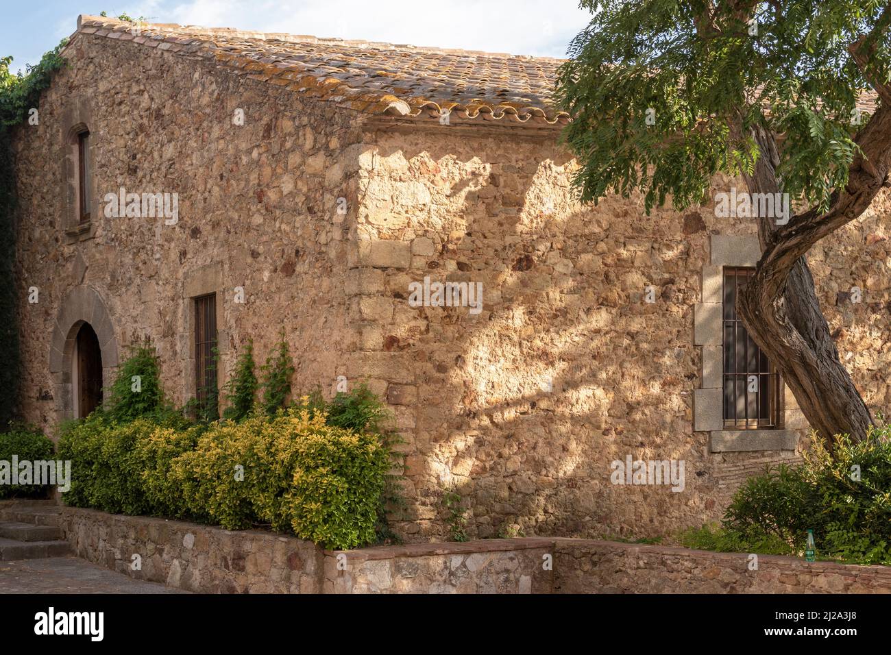 Altes Steinhaus in der katalanischen Stadt der Kumpels an der costa brava an einem Sommertag Stockfoto
