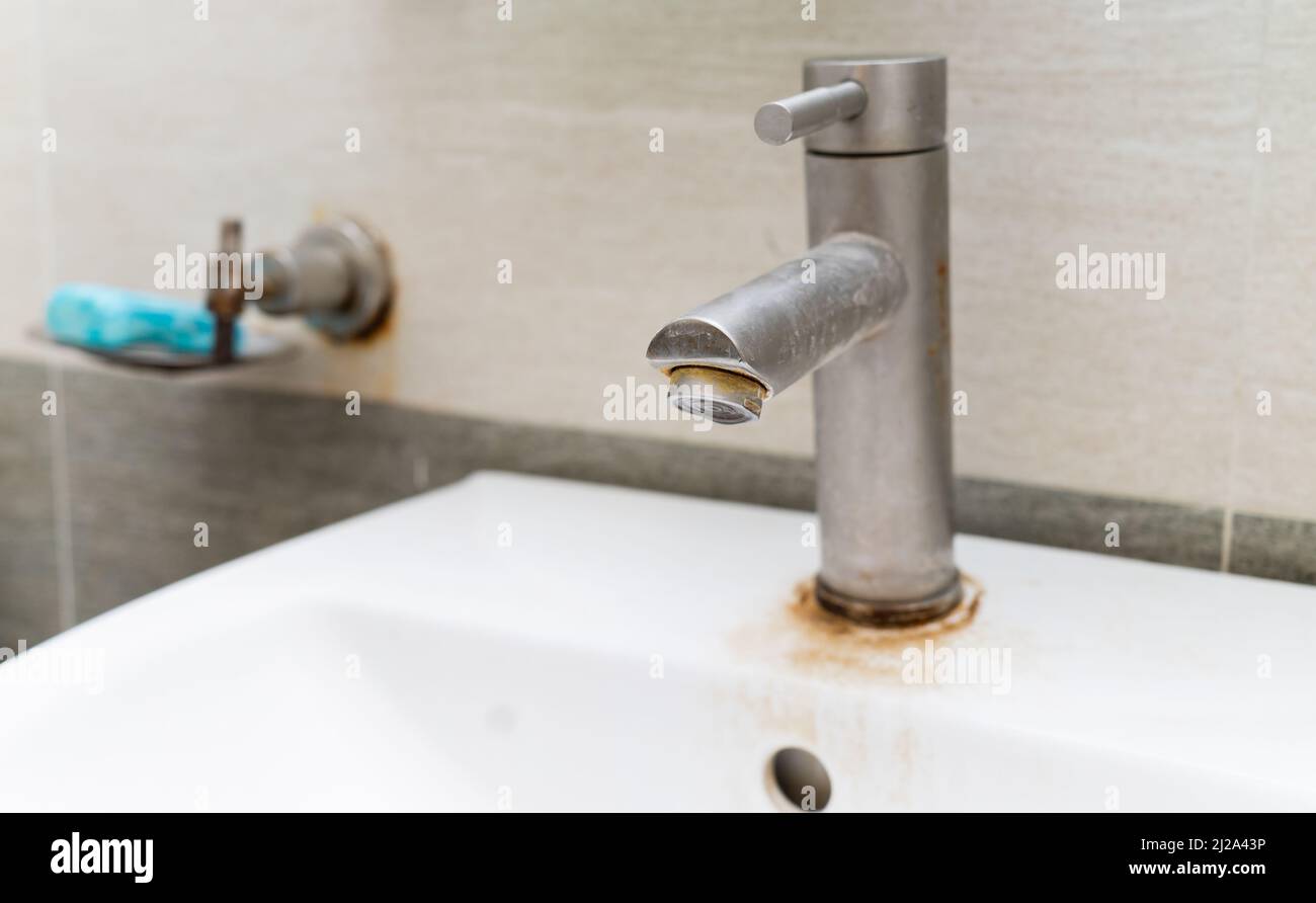 Der Wasserhahn im Bad ist verrostet. Stockfoto