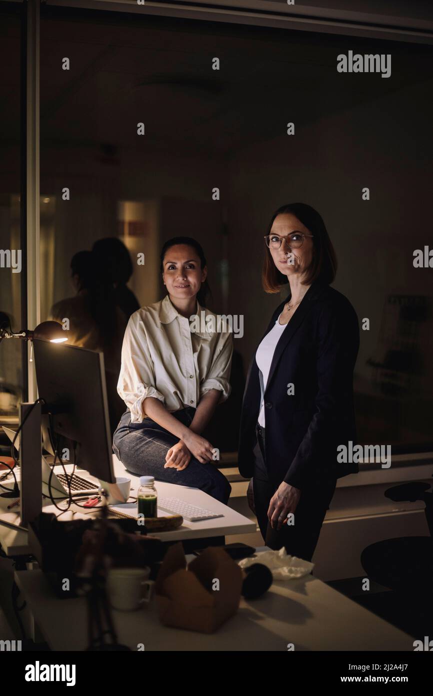 Porträt von weiblichen Kollegen aus verschiedenen Rassen, die nachts im Büro sind Stockfoto