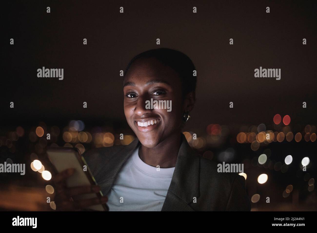 Porträt einer Geschäftsfrau mit Smartphone Stockfoto