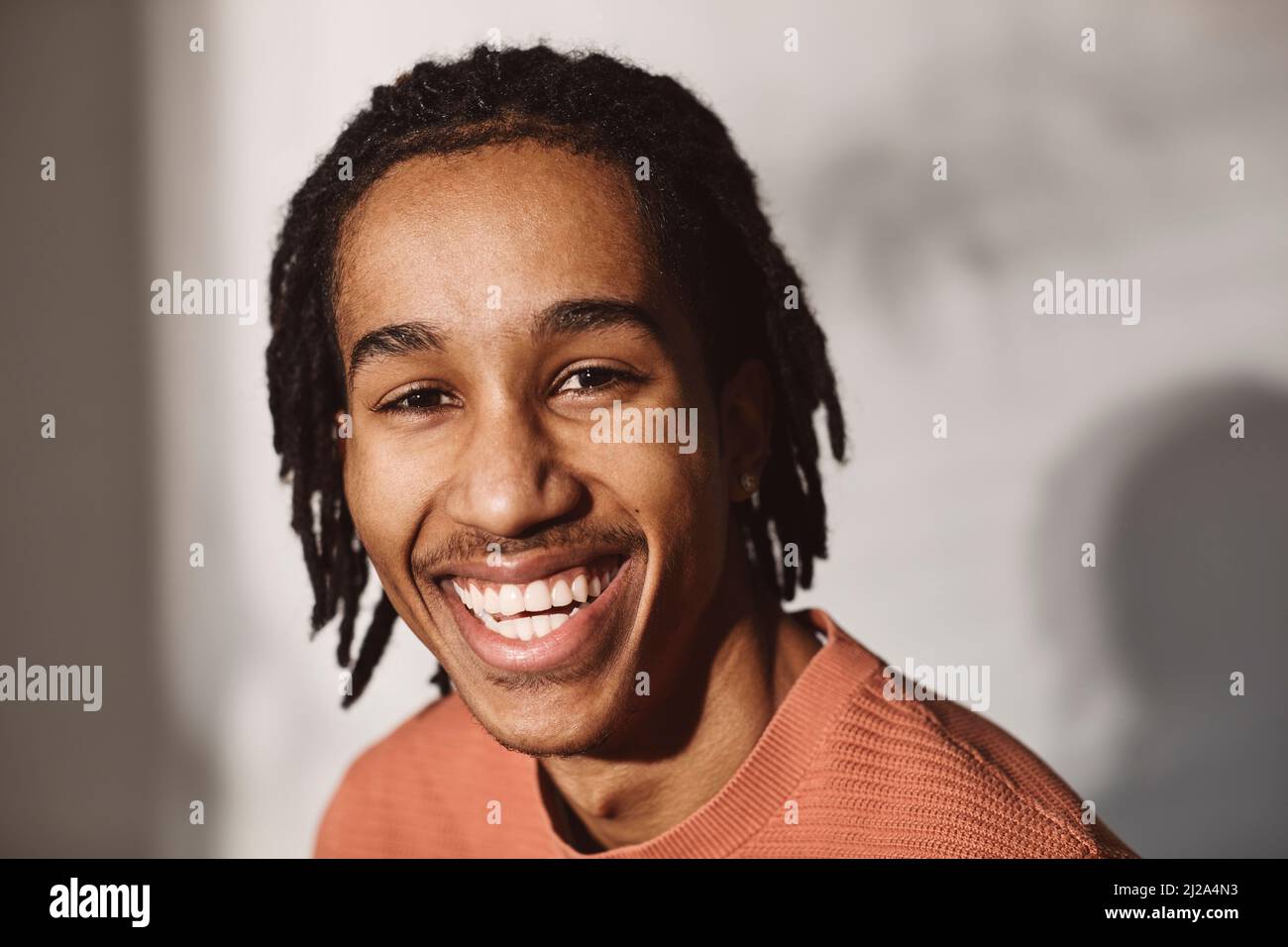 Porträt eines glücklichen Mannes vor weißem Hintergrund im Studio Stockfoto