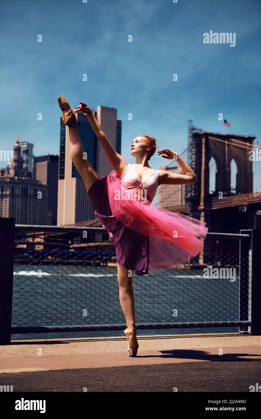 Ginger wunderschönes weibliches Model-Tanzballett auf der Straße vor der Brooklyn Bridge im New York City Ballet Tutu Stockfoto