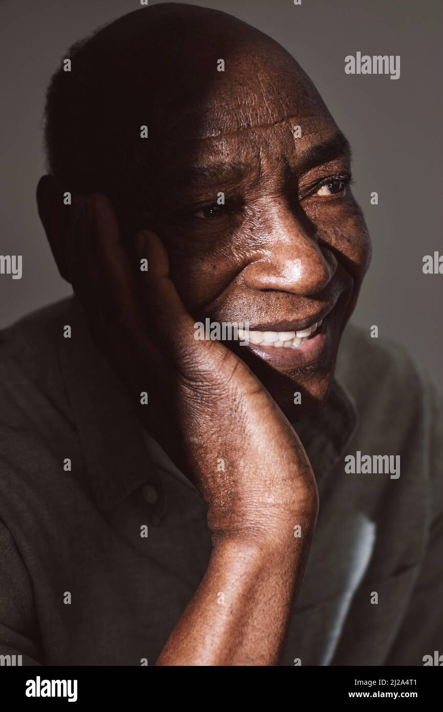 Besinnlicher älterer Mann im Studio Stockfoto