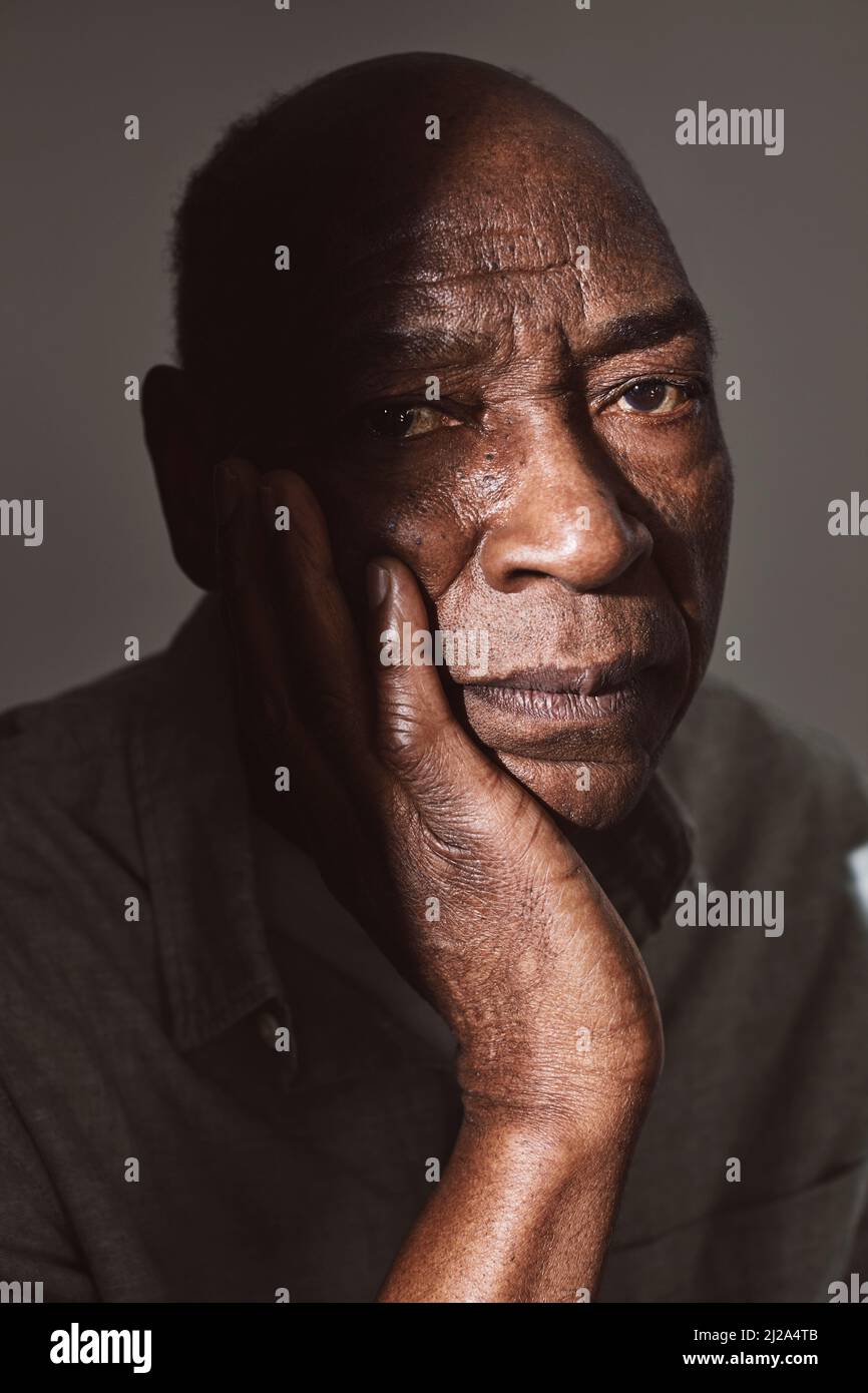Porträt eines älteren Mannes mit der Hand auf dem Kinn im Studio Stockfoto