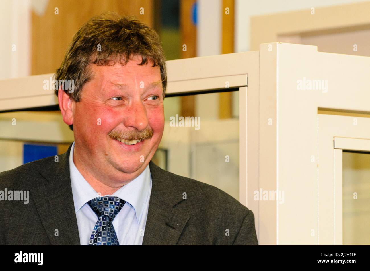 Newtownabbey, Nordirland. 6. Mai 2010. Sammy Wilson (Demokratische Unionistische Partei) bei der britischen Parlamentswahl. Stockfoto