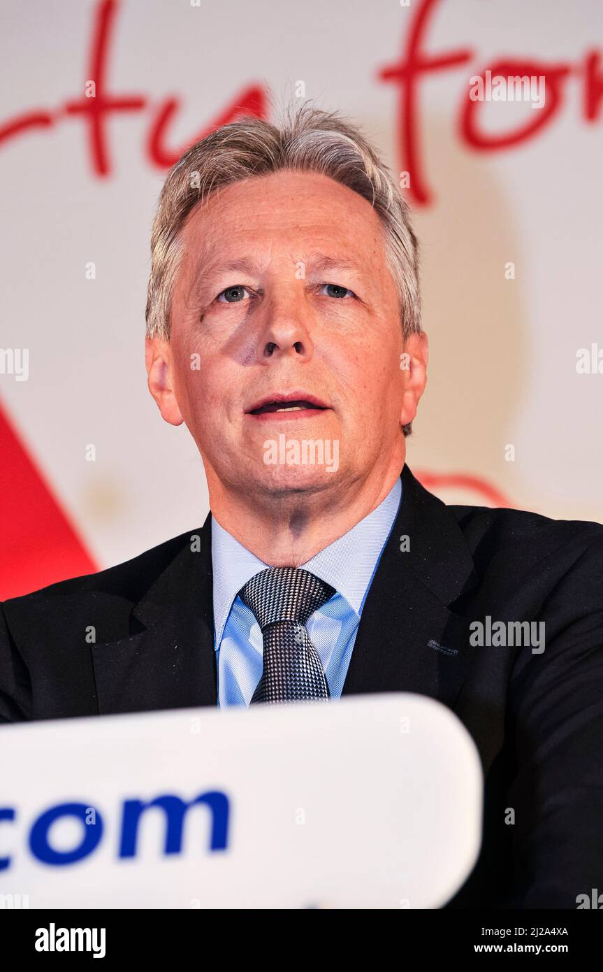 24. November 2012.  Belfast, Nordirland.  Demokratische Unionist Parteiführer, Peter Robinson, liefert die Keynote auf der jährlichen Konferenz. Stockfoto