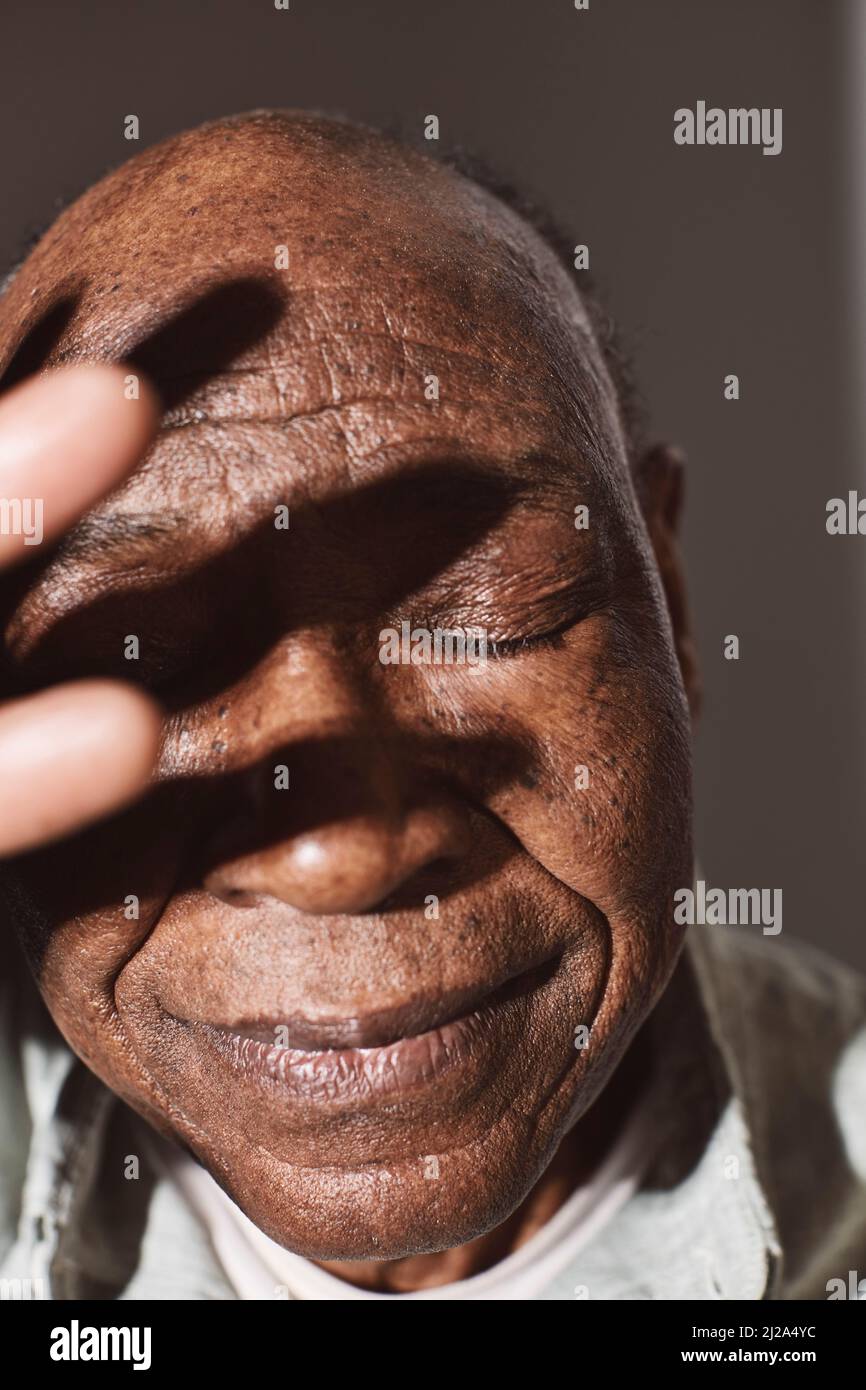 Älterer Mann mit geschlossenen Augen im Studio Stockfoto