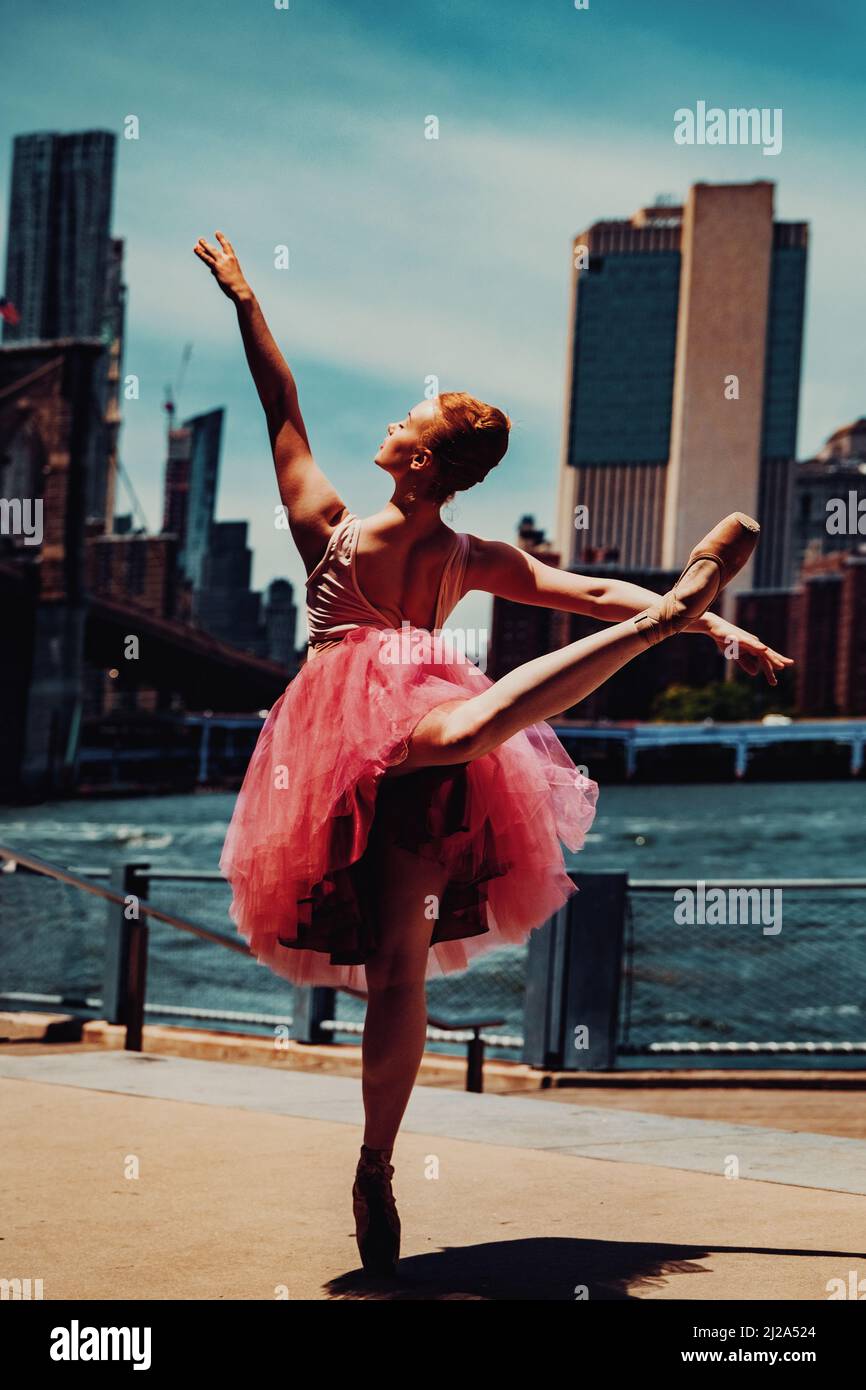 Elegante Ballerina im Kleid tanzt mit Stadtbild auf Hintergrund Ballett Tutu Stockfoto