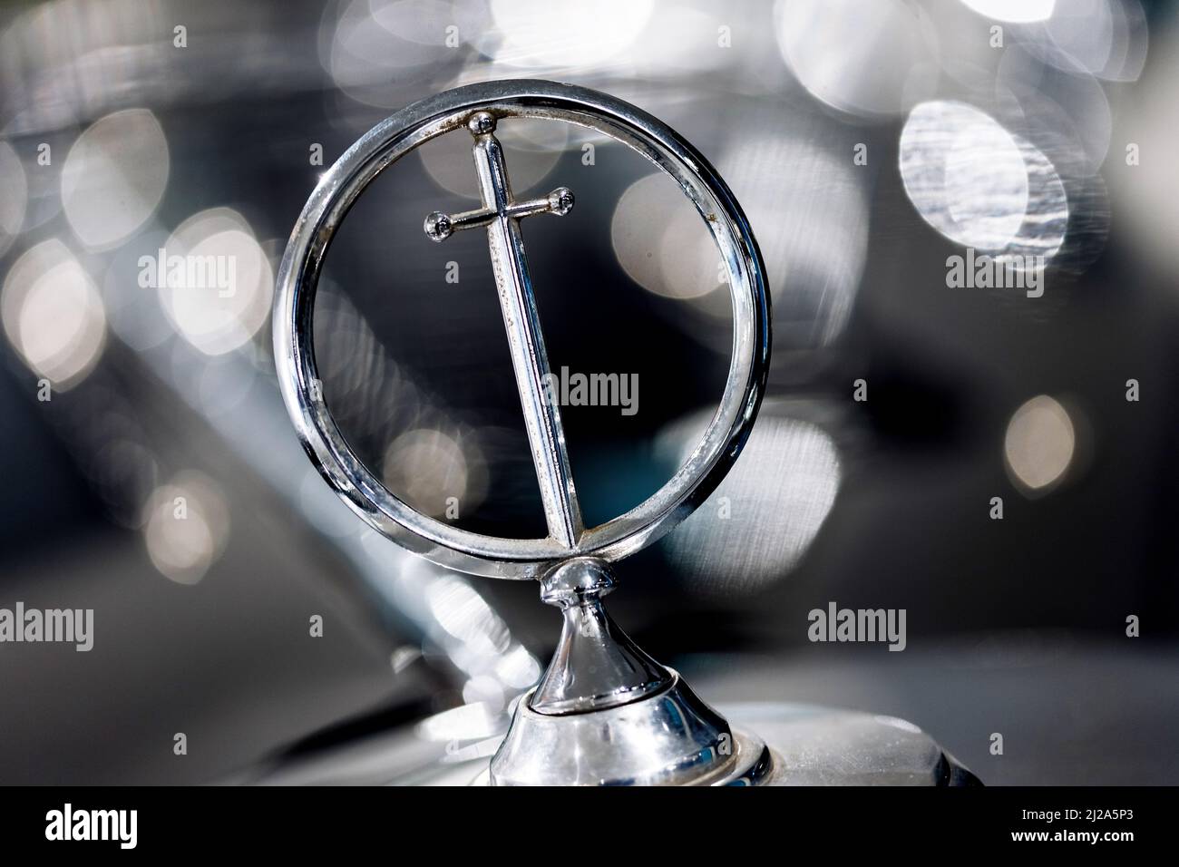 Nahaufnahme der Haube Ornament der schwarzen Excalibur modern-classic Auto Stockfoto