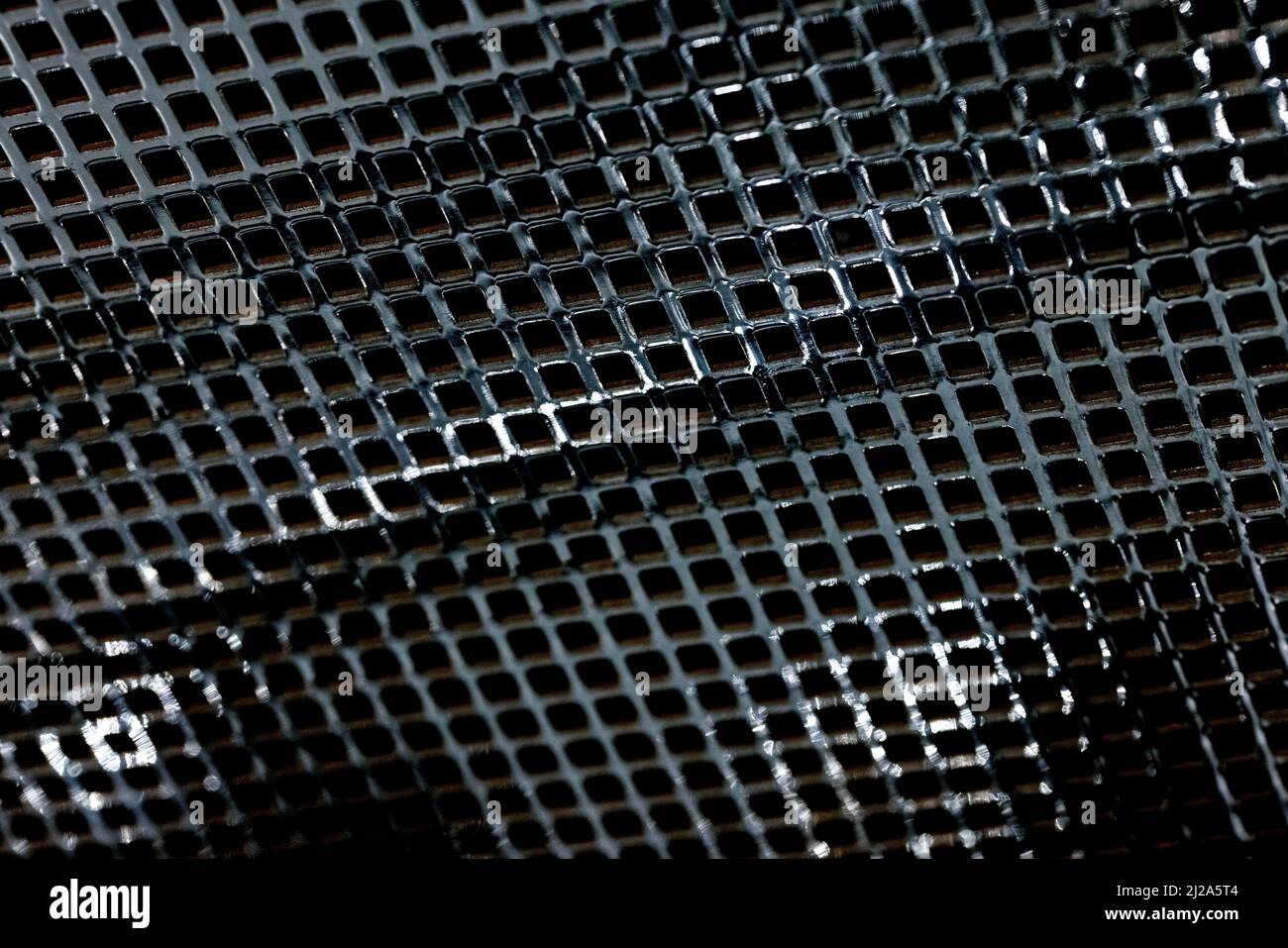 Perspektivische Ansicht auf Chrommetallgrill mit selektivem Fokus. Geringe Schärfentiefe. Stockfoto