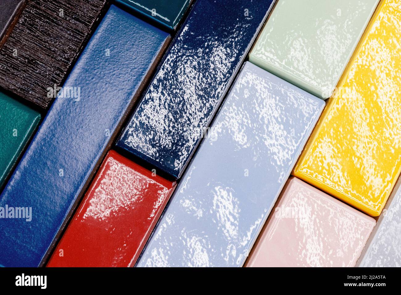 Diagonale Ansicht von glasierten Ziegeln in verschiedenen Farben Stockfoto