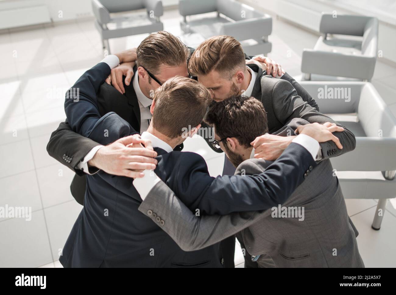 Gruppe von Geschäftsleuten in einem engen Kreis stehen. Stockfoto