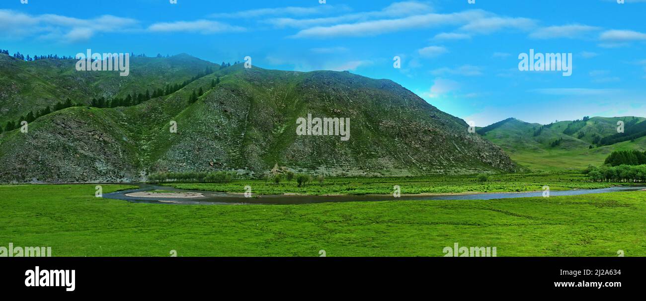 Geographie, Physiographie. Panorama der Altai Berge und Täler mit reichen Wiesen und einem Gebirgsfluss. Circumdenudation Mountain. Alm Stockfoto