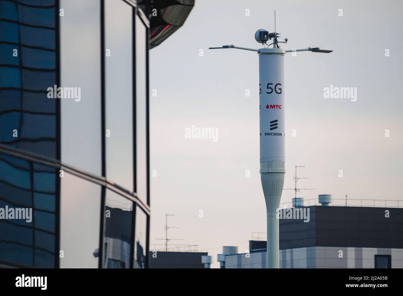 Telekommunikationsturm von 5G Zellen auf dem Hintergrund von Gebäuden. Antennensender Für Drahtlose Kommunikation. Stockfoto