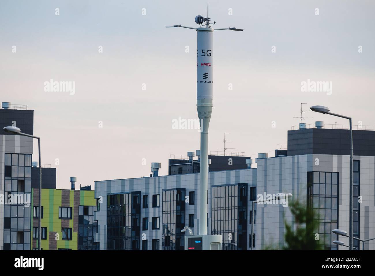 Telekommunikationsturm von 5G Zellen auf dem Hintergrund von Gebäuden. Antennensender Für Drahtlose Kommunikation. Stockfoto