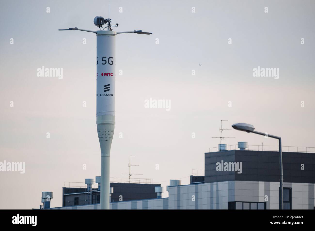 Telekommunikationsturm von 5G Zellen auf dem Hintergrund von Gebäuden. Antennensender Für Drahtlose Kommunikation. Stockfoto