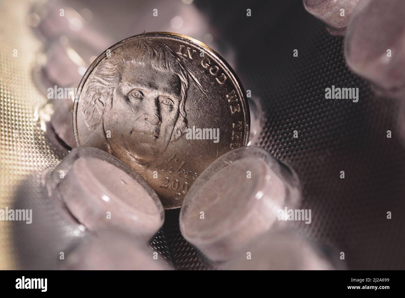 Fünf-Cent-Münze auf einer Packung Pillen Stockfoto