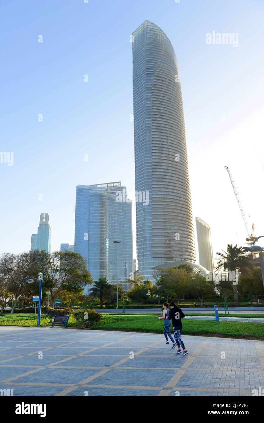 Der ikonische Landmark-Turm und das Gebäude der Islamischen Bank in Abu Dhabi, VAE. Stockfoto