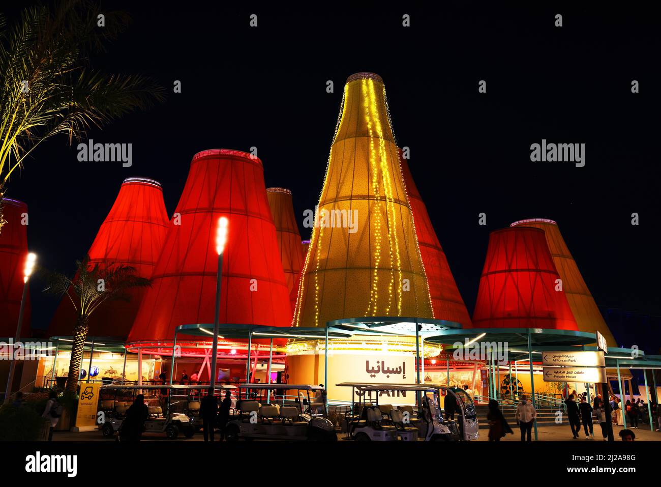 Dubai Expo, Weltausstellung, moderne Architektur, bunt leuchtende Türme des spanischen Pavillons auf dem Expo District Stockfoto