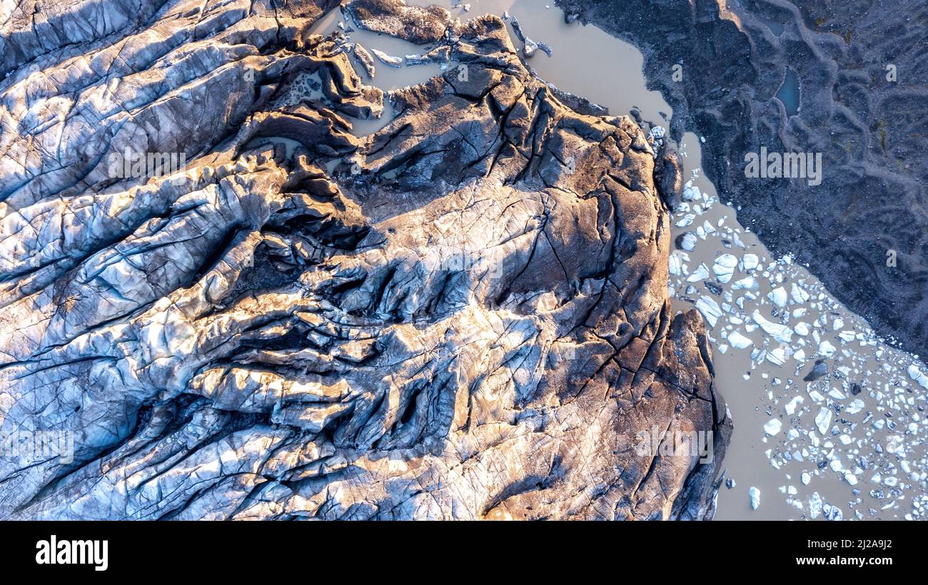 Luftaufnahme des Svinafellsjokull Gletschers und der Eisberge in der Gletscherlagune. Details der Eisstruktur und Risse. Drohne über dem Kopf geschossen. Stockfoto