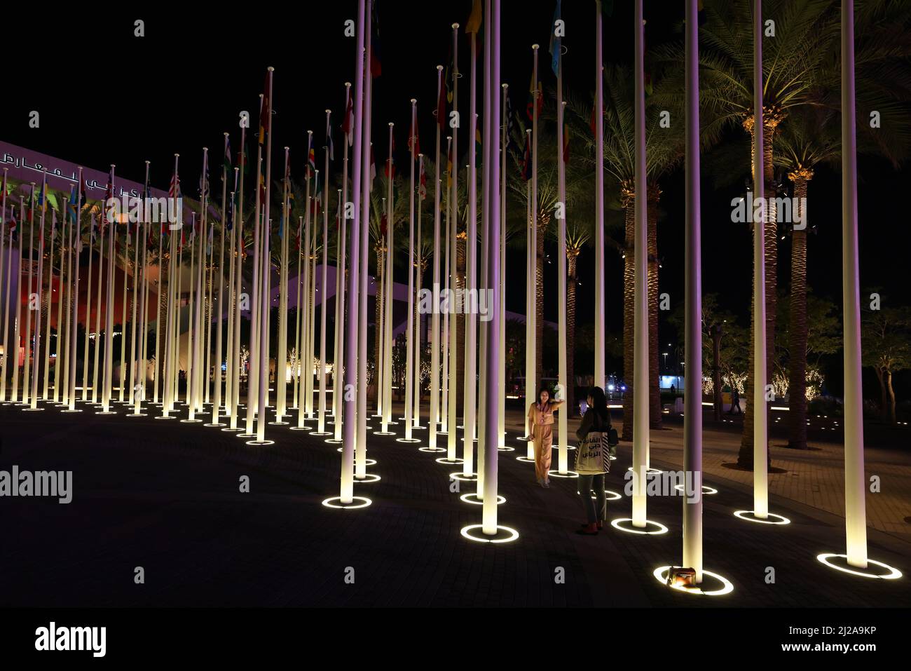 Dubai Expo, Weltausstellung, moderne Architektur, Kunst, Installation von Lichtsäulen am Eingang der Expo in den Vereinigten Arabischen Emiraten Stockfoto